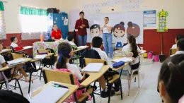 maestro y alumnos en clases