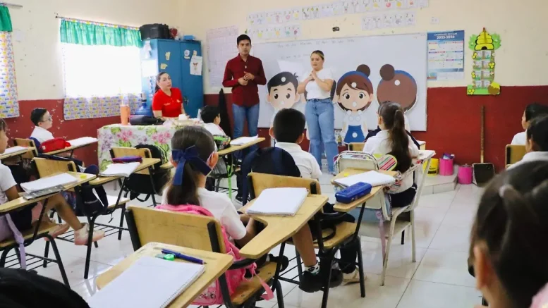 maestro y alumnos en clases