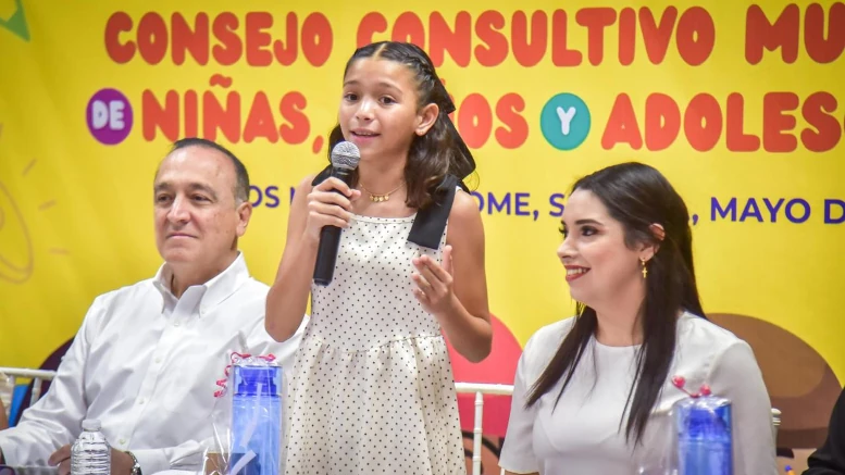 niña hablando en reunión de sipinna