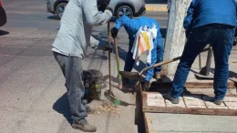 trabajadores limpiando alcantarillas