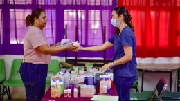 personal de salud de la caravana del bienestar atiende a ciudadana