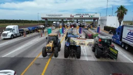 productores protestan en caseta de cobro