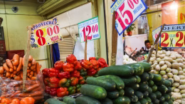 puesto de verduras en mercado