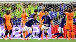 selección de japón celebra un gol