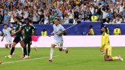 uruguay celebra gol ante arabia