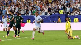 uruguay celebra gol ante arabia