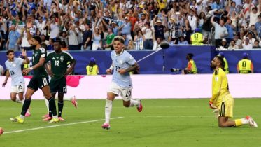 uruguay celebra gol ante arabia