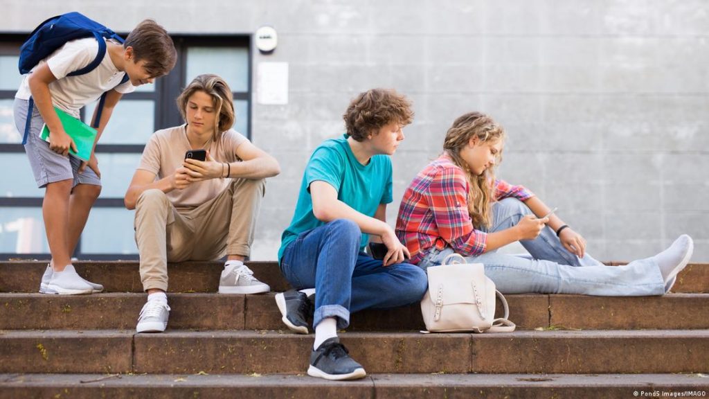 Jóvenes mirando sus celulares