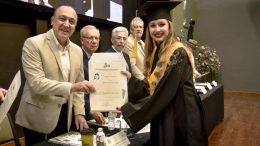 antonio menendez entrega titulo a egresada de upes