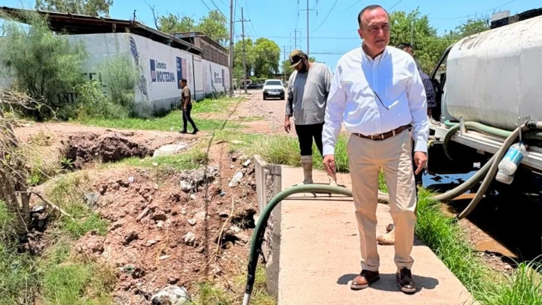 antonio menendez supervisa obra en los mochis