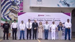 guardias de honor ante el monumento al Benemérito de las Américas.