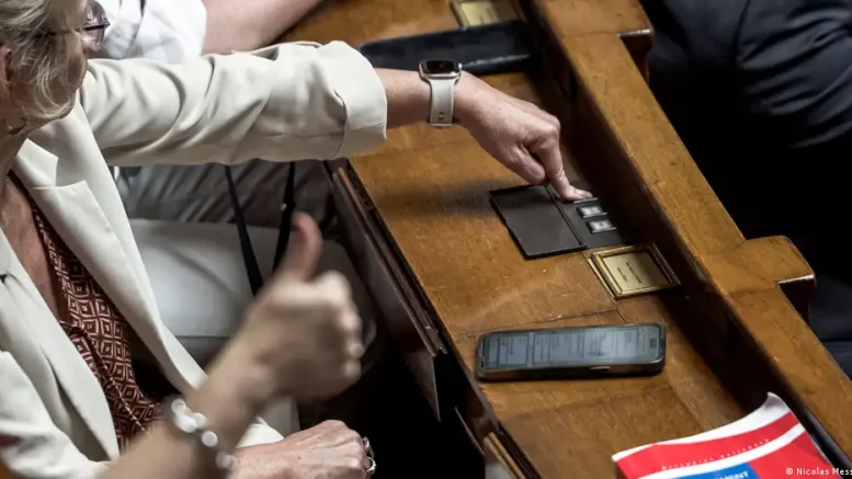 diputada francesa vota en sesión para prohibir redes sociales a menores de edad