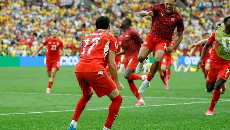jugador de suiza festeja un gol ante colombia