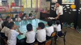 maestro y alumnos en salón