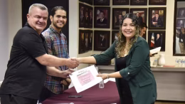 oscar alatorre entrega premio de fotografía