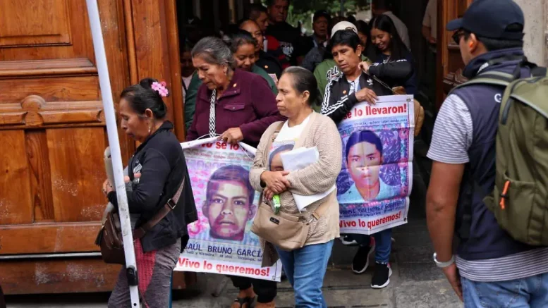 Familiares de los 43 normalistas