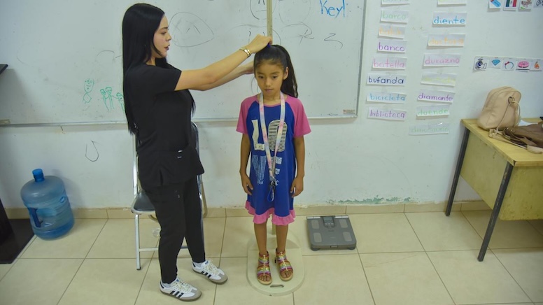 revision medica a niña