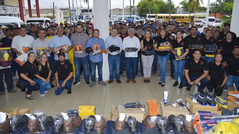 uniformes y calzado a trabajadores