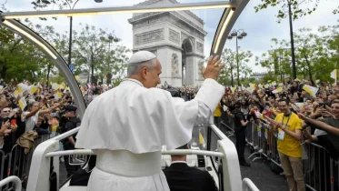 Papa León XIV saluda a la multitud en paris