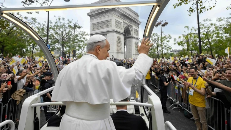 Papa León XIV saluda a la multitud en paris