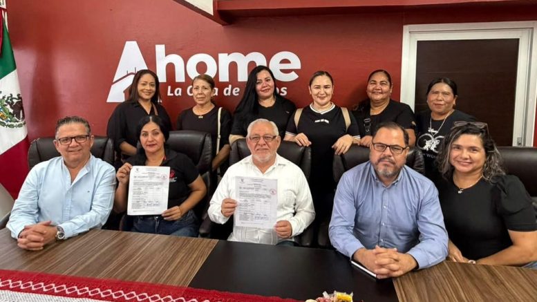 Reunión del secretario del ayuntamiento de ahome con viudas de policias