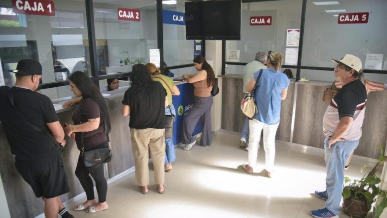 Ciudadanos de ahome pagando impuestos