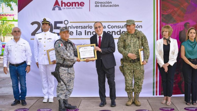 alcalde de ahome entrega reconocimientos