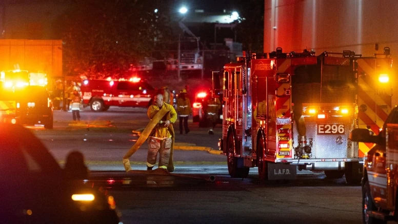 bomberos de los angeles trabajan en accidente de helicoptero