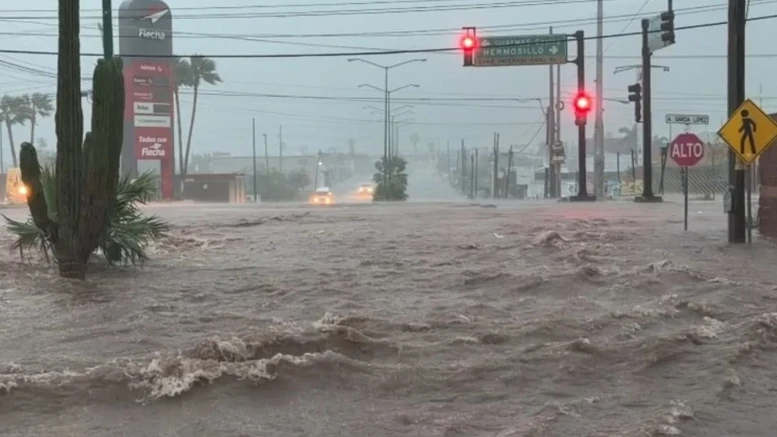 calle inundada en Guaymas