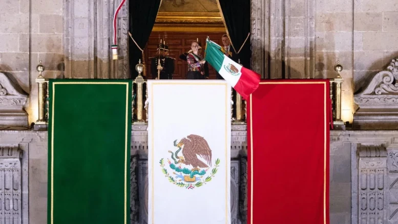 sheinbaum ondea la bandera de mexico