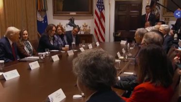 trump con corresponsales de medios