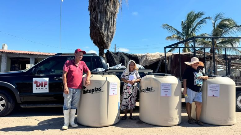 Entrega de tinacos en comunidades de Sinaloa
