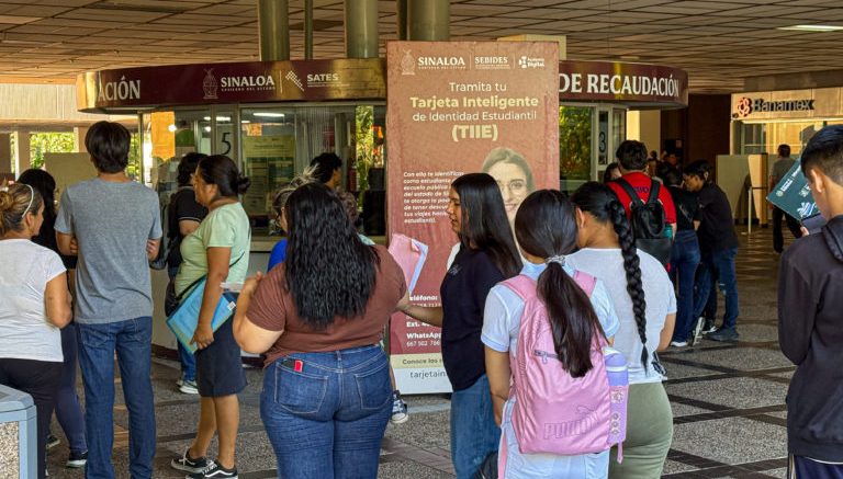 estudiantes tramitan tarjeta TIIES