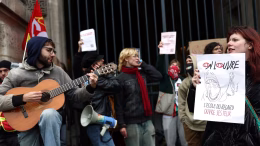 Manifestantes y estudiantes en francia
