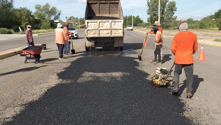 personal del ayuntamiento de ahome en bacheo de calles