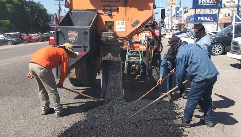 cuadrillas de bacheo trabajan en los mochis