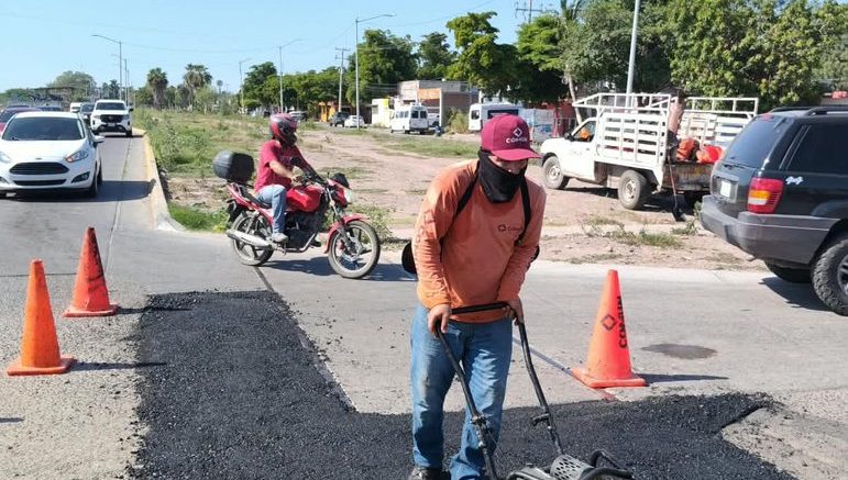 trabajadores del ayuntamiento de ahome tapan baches en los mochis