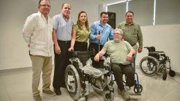 Entrega de silla de ruedas por parte del IMDIS Ahome