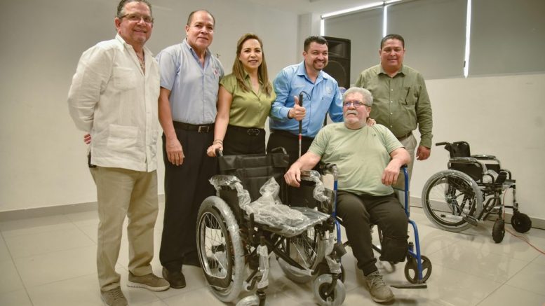 Entrega de silla de ruedas por parte del IMDIS Ahome