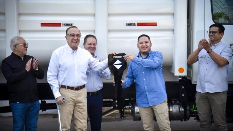 entrega de equipo para limpieza de calles