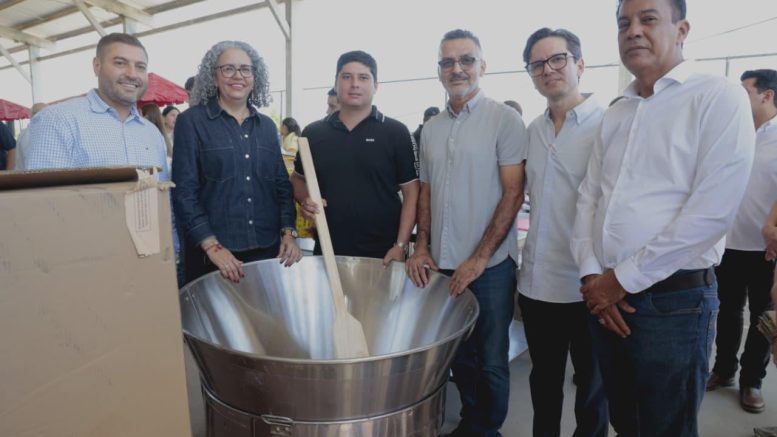 gobernadora dominguez con emprendedores en badiraguato