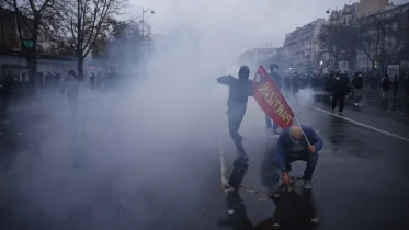 manifestantes vs policía en francia