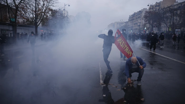 manifestantes vs policía en francia