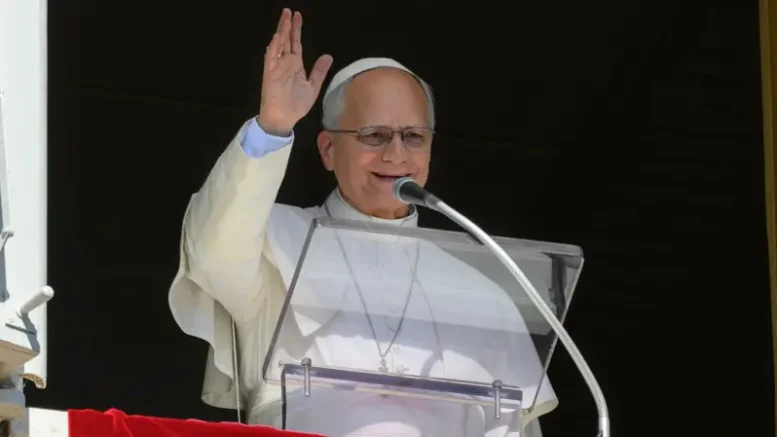 papa León XIV saludando