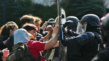 policias reprimen a estudiantes en paris
